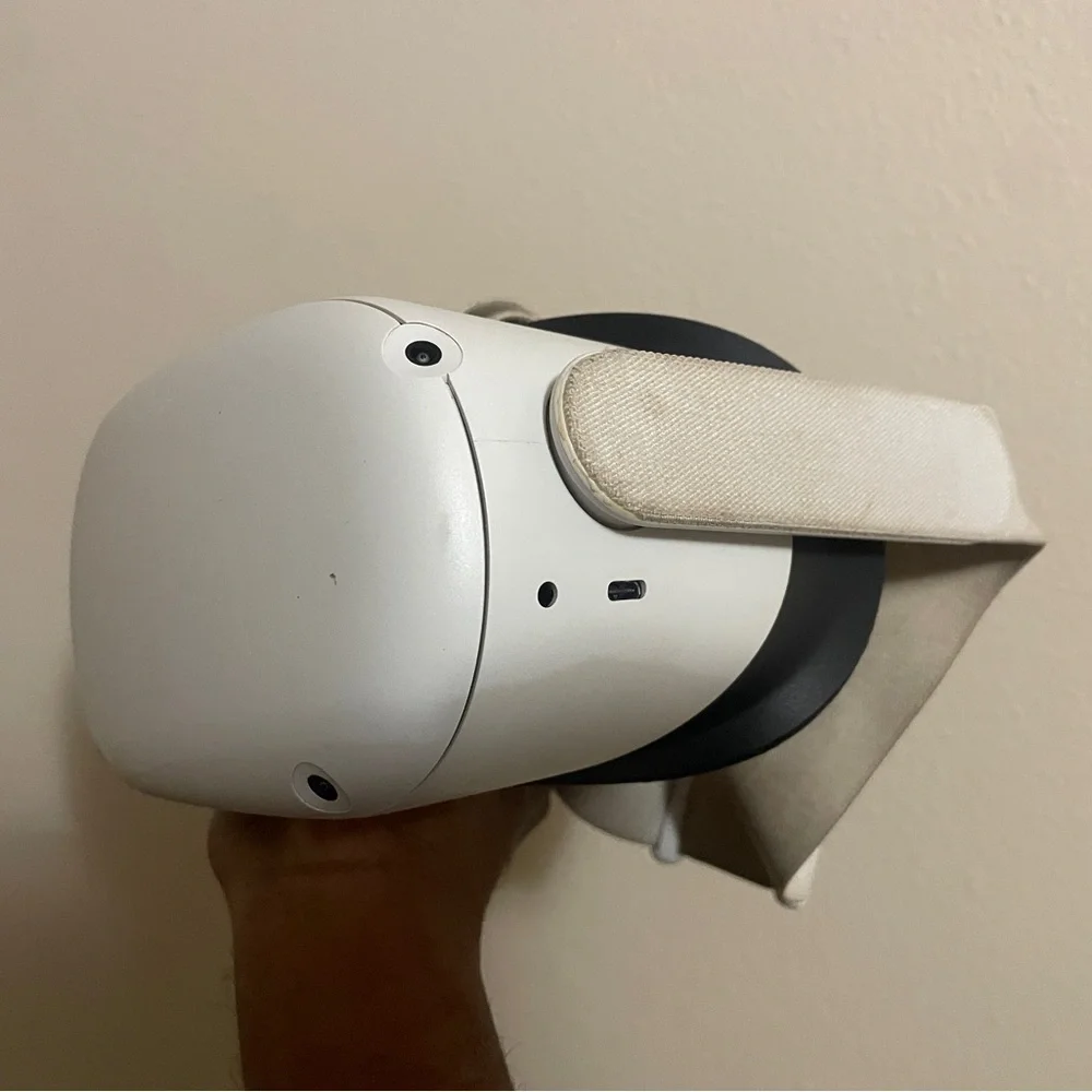 Oculus White VR Headset with Controllers